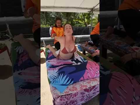 Así es un masaje callejero tailandés 😮 #shorts #massage #thailand