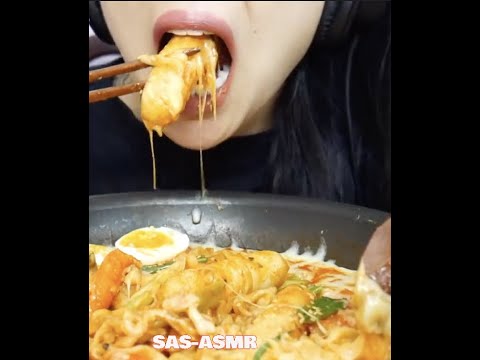 CHEESY RICE CAKE SPICY NOODLES, WHATS NO TO LOVE? #shorts #throwback