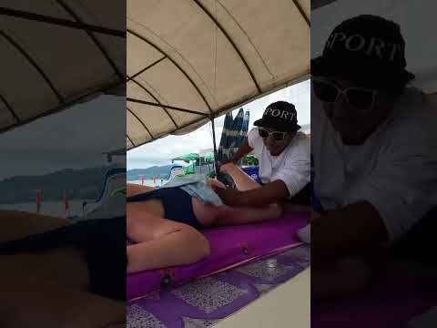 Masaje callejero con aceite de coco en una playa de Phuket en Tailandia #massage #beach #phuket