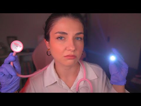 ASMR Doctora ANTIPÁTICA te hace CHEQUEO MÉDICO rápido 🩺 (guantes, chicle) en Español | Lonixy ASMR