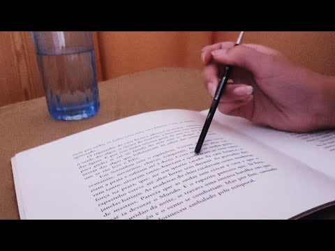 ASMR reading you a bedtime story in portuguese 😴🇵🇹 (with tracing and some unintelligible whispers)