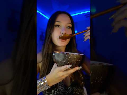 Juste de la soupe et du bois 🪵 #asmr #woodspoon #mouthsounds #relaxing #asmrwood