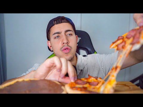 ASMR COMENDO PIZZA DE CALABRESA E OVOMALTINE (MUKBANG)