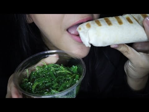 ASMR comiendo wrap y ensalada wakame