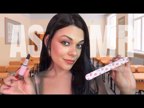 ASMR: Aquela Menina Que Senta Atrás De Você Faz Suas Unhas Na Sala 💅😴