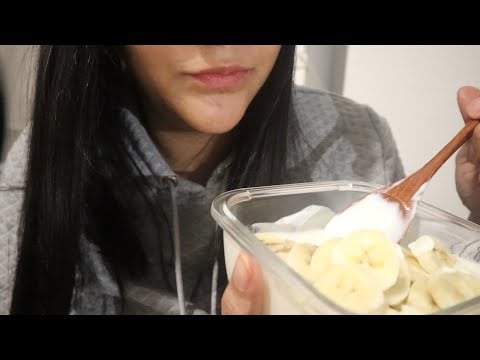 ASMR comiendo yogurt con banana