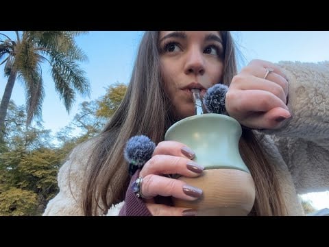 ASMR BINAURAL AL AIRE LIBRE ~ tapping, scratching y susurros 