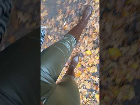 ASMR mit Kunstlederhose in der Natur. 😇