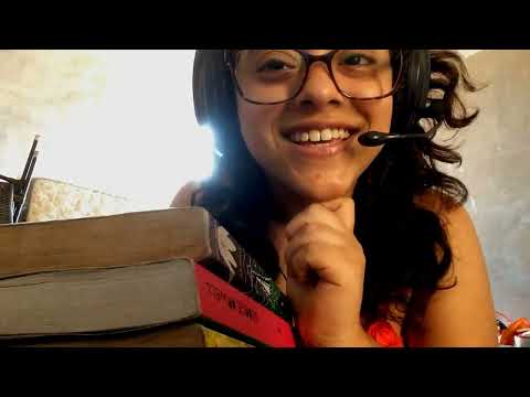 ASMR - Folheando livros, sussuros e tapping