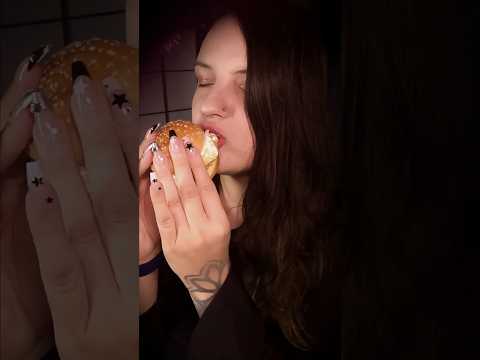 BurgerEIS Tastetest (ASMR) 👀