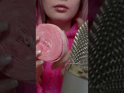 Blowing bubbles with hubba bubba bubblegum 🍓👅 #asmr #chewingsounds #bubblegum