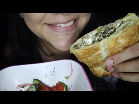 ASMR comiendo mi almuerzo, ensalada y empanada de espinaca y queso