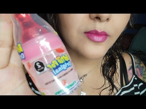 ASMR probando  paleta de sabor fresa