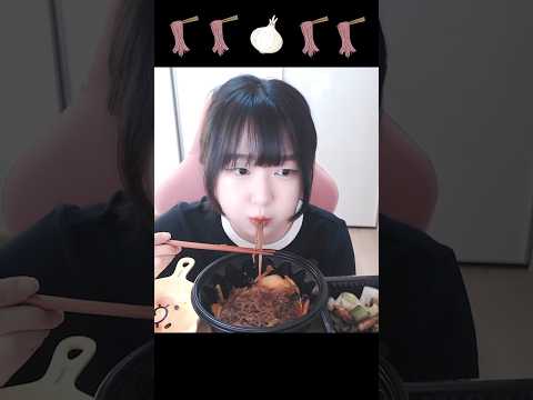 한입 먹으려다 면이 끝도 없이 따라옴 #shorts #비빔냉면