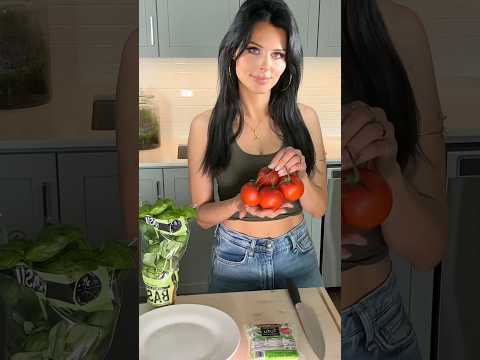POV You’re in my kitchen while I make the juiciest vegan meal! 🥬🔪 #VeganRecipes #FoodASMR"*