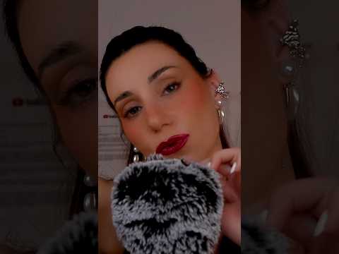 ASMR Masaje Craneal ❤️ Toco tu carita y susurros relajantes para dormir bien 💤 #asmr #shorts #short