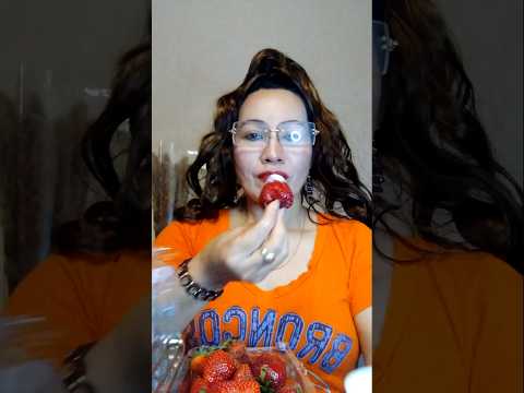 ONE BITE STRAWBERRY WITH CREAM #everyone #mukbang #shortsfeed #strawberry