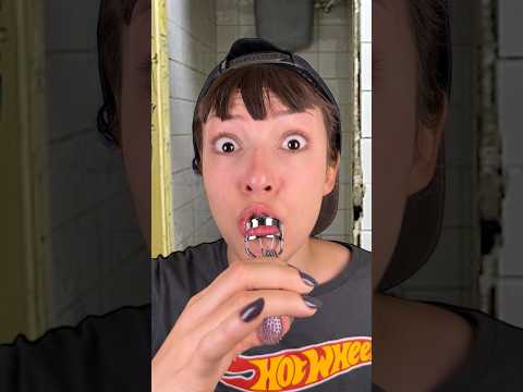 ele colocou um piercing com a menina estranha no banheiro da escola 😳 #asmr #funny #fakepiercing