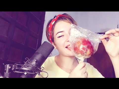 ASMR 🍎 comiendo manzana caramelizadas con pochoclos 🍎🍿//susurros/  crujientes