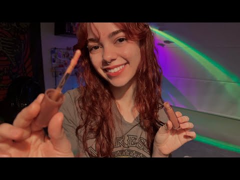 ASMR | Te contando uma fofoca enquanto faço sua maquiagem - inaudível