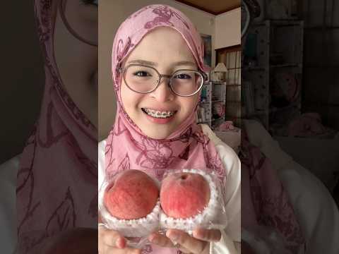 peaches in japan tastes so yummy 🍑🥹🫶🏻 #asmr #asmrfood #asmrvideo #asmreating #satisfyingsounds