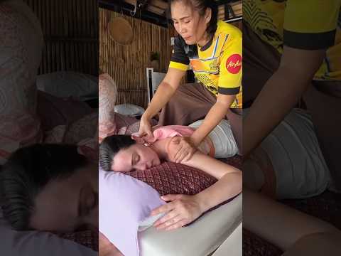 Masaje tailandés en las playas de Koh Phi Phi 🇹🇭✨. #ThaiMassage #MasajeTailandés #short #asmr