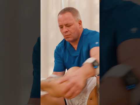 Deep tissue massage, stretching, and chiropractic adjustment for girl #chiropractor