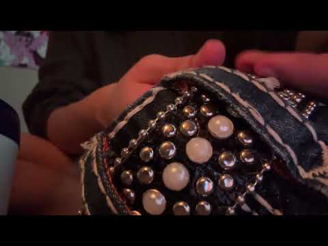 Very lofi tapping and scratching asmr :3