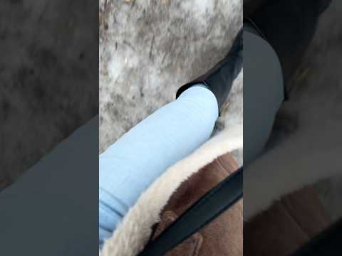 ASMR in einer hellen Jeanshose auf dem Eisboden der taut. 💘