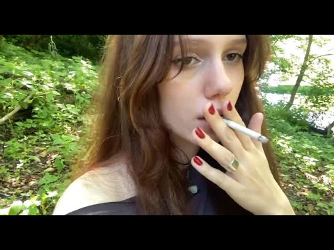 ASMR курю сигарету * мне плоха *  Girl smoking a cigarette