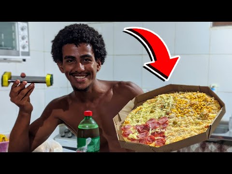 ASMR COMPREI UMA PIZZA DE R$ 17 DA FAVELA 🥵🇧🇷 #asmr #mouthsounds #mukbang 🍕