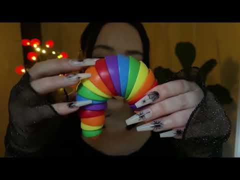 *one minute asmr* textured scratching & tapping (no talking)