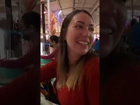 Rosita me trae delivery de #tacos en el Callejón de la Belleza mientras me hago las uñas💅🏻 #Mexico
