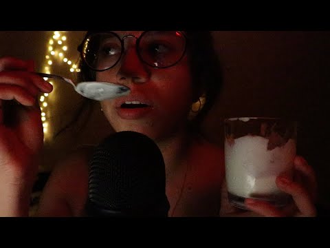 ASMR comiendo yogurth con nuez