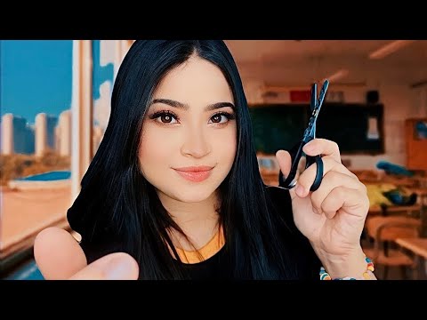 ASMR:SUA AMIGA QUE SENTA ATRÁS DE VOCÊ CORTA SEU CABELO.✂️💇🏻‍♀️