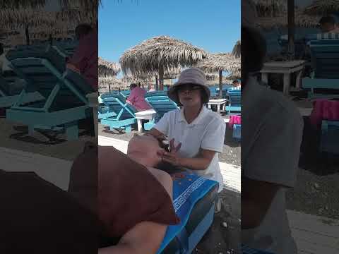 Relajante masaje en la playa negra de #Santorini 😳 #masaje #beach #relajacion #short #grecia