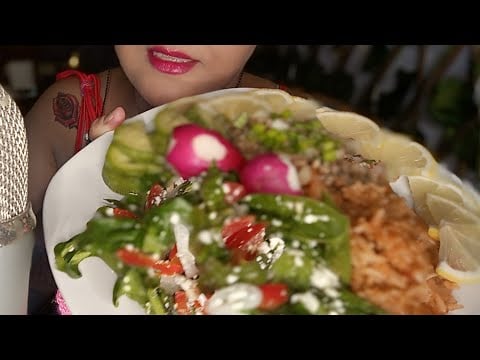 ASMR comiendo ensalada de espinacas con picadillo y arroz 