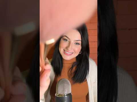 ASMR - FAZENDO CARINHO EM VOCÊ COM PINCEL! #asmr