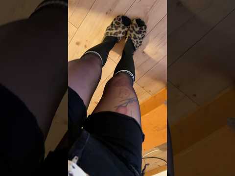 ASMR Spaziergang mit Schlappen auf Laminat. 😂