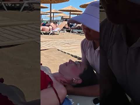 Masaje callejero de espalda en una playa de Grecia #relax #massage #beach #short